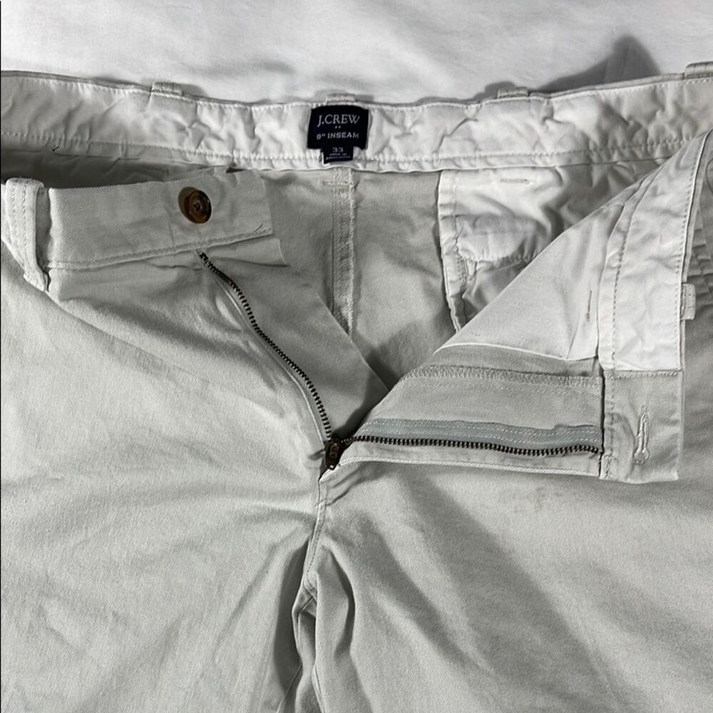 J. Crew mens stone khaki basic flat front 8.5" inseam chino shorts - size 33 - Picture 5 of 12